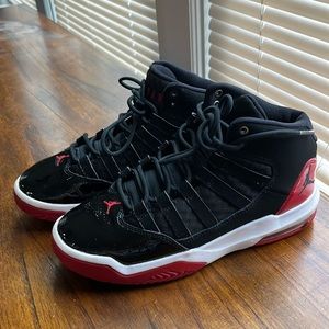 Jordan’s in black size 4.5 in kids. Shoes are not brand new they are used.